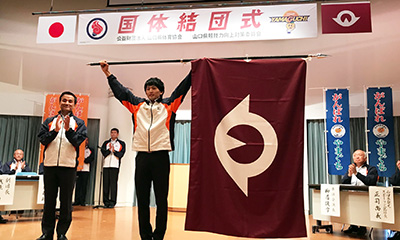 総合開会式で山口県選手団旗手を務めた桐田選手