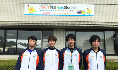 写真左より：松尾監督、藤井選手、桐田選手、青見選手